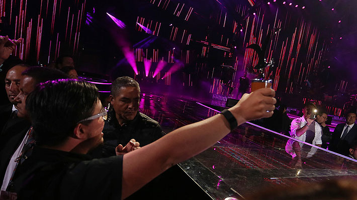 El noble gesto de Carlos Vives con uno de sus admiradores en medio de show en Viña 2018