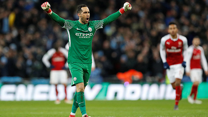 Claudio Bravo brilló y fue clave en la goleada del City ante Arsenal que le dio su primer título en Inglaterra