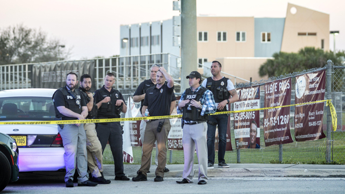 Escuela de Florida vuelve a clases este miércoles en medio de debate sobre armas tras tiroteo