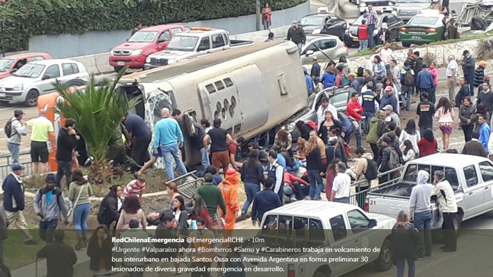 Más de 30 heridos deja bus que volcó en acceso a Valparaíso