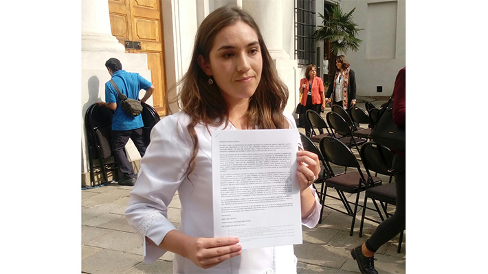 Médico interrumpe actividad de Bachelet e intenta entregarle una carta de rechazo al aborto