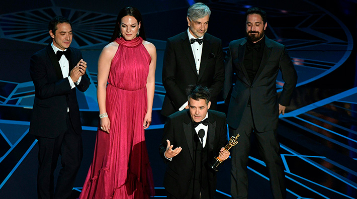 Galería: Así fue el momento en que el equipo de "Una Mujer Fantástica" recibió el Oscar