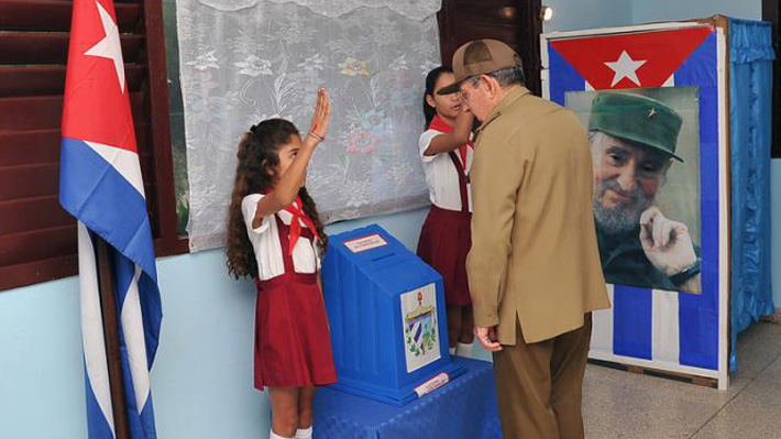 Elecciones generales en Cuba: Raúl Castro fue el primero en acudir a las urnas de su local de votación