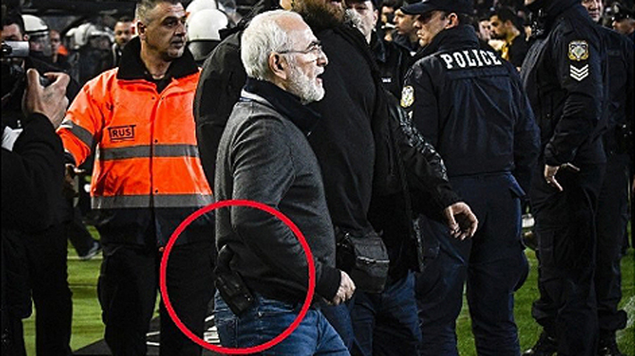 Multimillonario y ligado a Putin: Quién es el presidente del PAOK que amenazó a un árbitro con una pistola en el fútbol griego