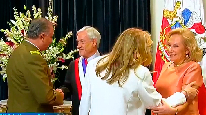 La informal renuncia del general Villalobos: fue durante el saludo protocolar a Piñera