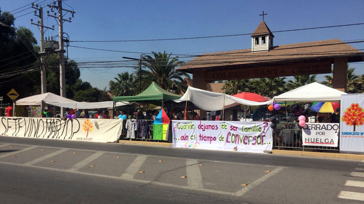 Trabajadores de colegio en Chicureo llevan 11 días en huelga y acusan prácticas antisindicales