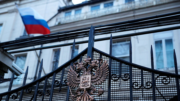 Embajada de Rusia en Reino Unido califica de "inaceptable" la expulsión de diplomáticos