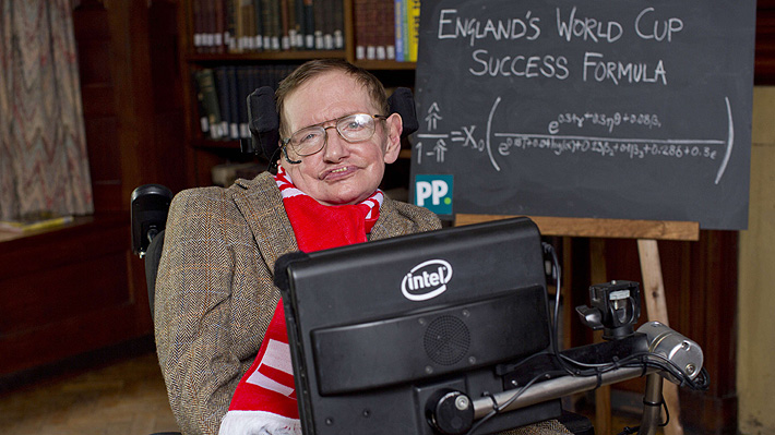 El legado de Stephen Hawking en el fútbol: Explicó cómo se debería ejecutar el penal perfecto