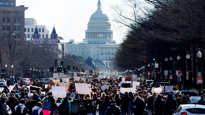 Estudiantes realizan masiva protesta en EE.UU. en contra de las armas de fuego en las escuelas: "No seguiremos callados"
