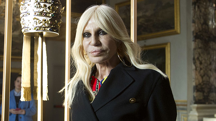 Donatella Versace dejará las pieles en sus diseños: "No quiero matar animales para hacer moda"
