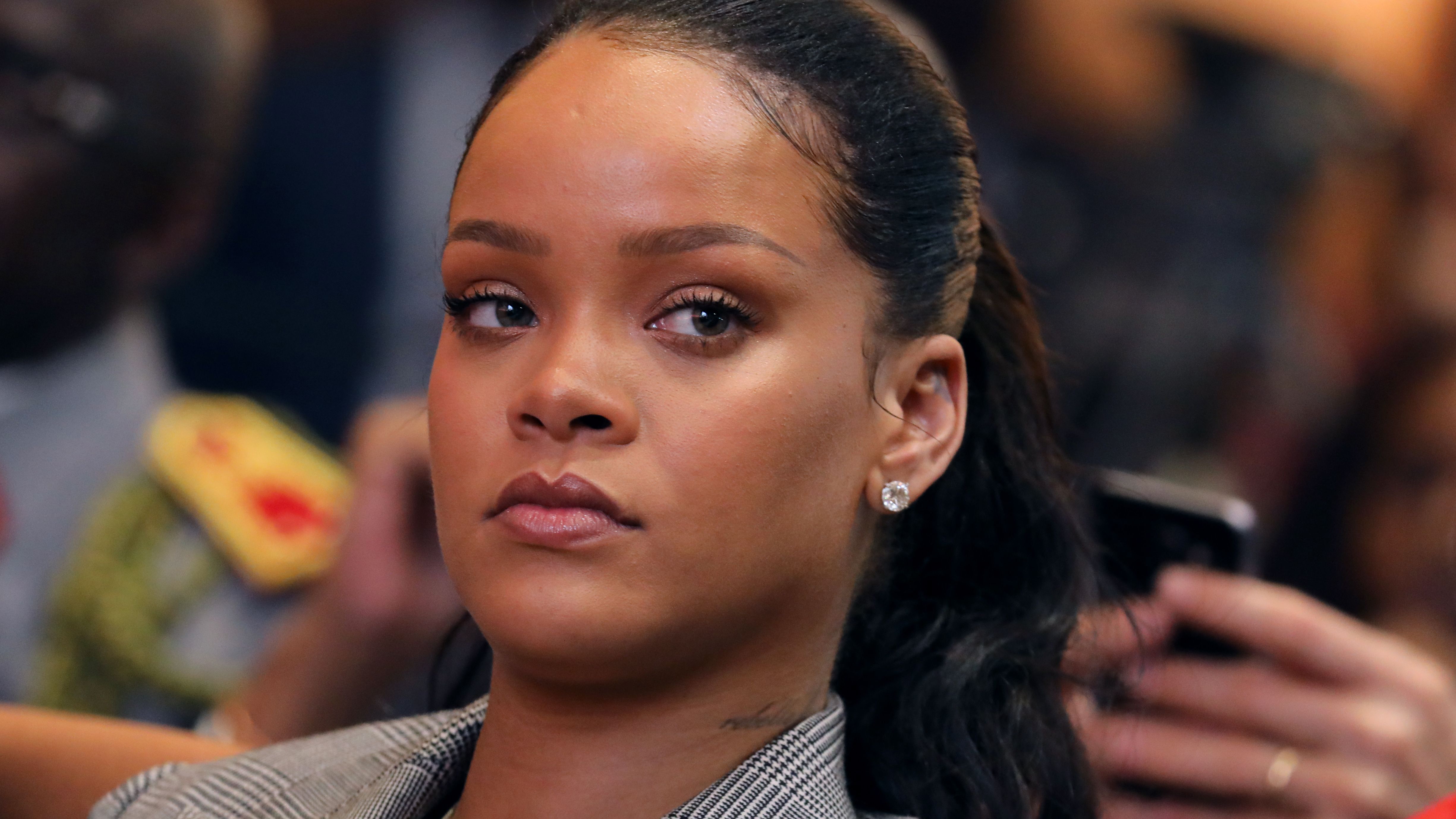 "¿Cachetear a Rihanna o golpear a Chris Brown?": El ofensivo anuncio por el que una app tuvo que disculparse