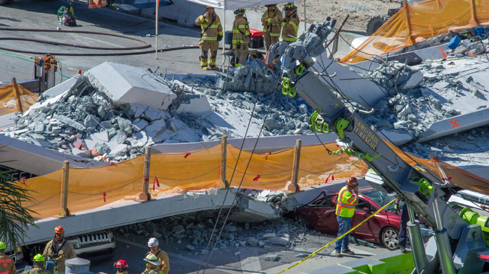 Derrumbe de puente peatonal sobre autopista en Miami dejó al menos cuatro fallecidos