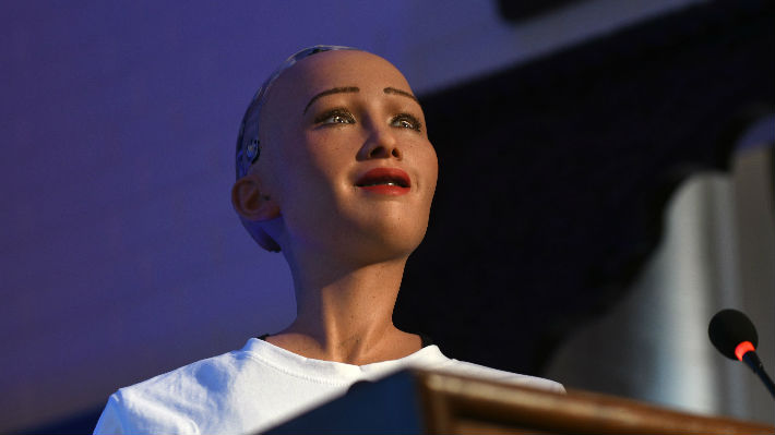 Robot Sophia promueve el uso de tecnologías en una conferencia con el uso de inteligencia artificial