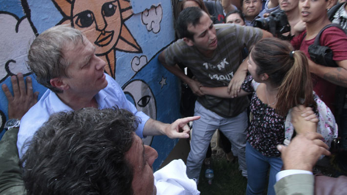 "Inaceptable, "cobarde" y "artera": La condena transversal a la agresión que sufrió Kast en Iquique