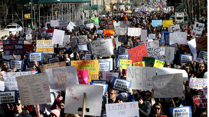 "Marcha por nuestras vidas": Masivas manifestaciones se toman las calles de Estados Unidos en contra del libre acceso a armas