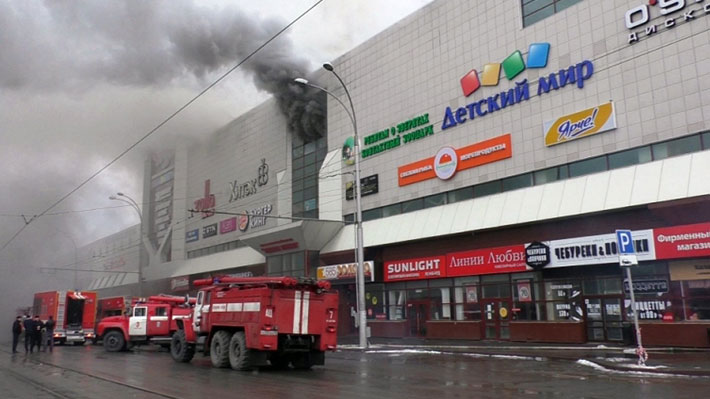 Al menos 37 fallecidos deja incendio en centro comercial de Rusia
