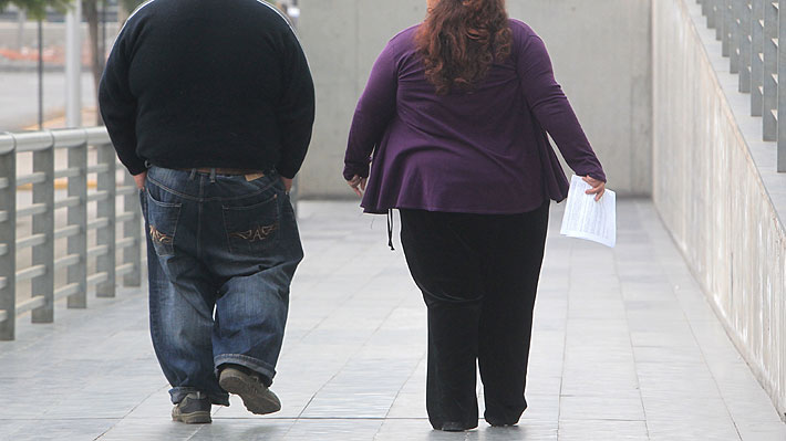 Estudio sobre obesidad revela que hombres subieron 9,4 kg y mujeres 8,5 kg en los últimos 40 años en Chile