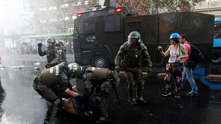 Carabineros debió intervenir ante incidentes registrados en manifestación frente al Mineduc por fallo del TC