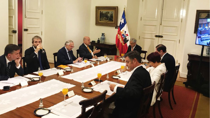 Frente Amplio y PC asisten a La Moneda para seguir defensa de Chile ante la CIJ tras polémica ausencia de la semana pasada