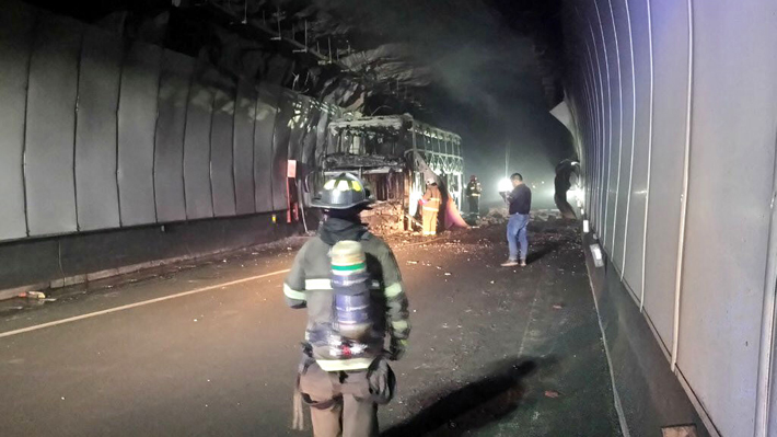 Túnel Zapata se encuentra cerrado en dirección a Valparaíso tras incendio de bus