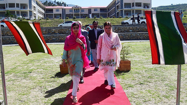Malala viaja a su ciudad natal en Pakistán entre fuertes medidas de seguridad