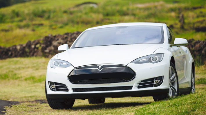 Siguen los problemas para Tesla: La empresa llama a revisión a más de 100 mil autos