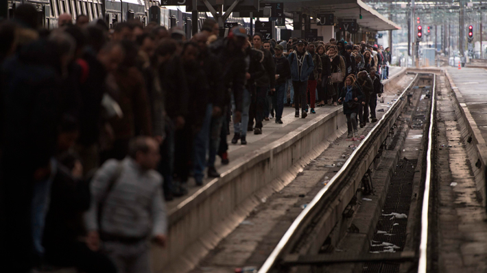 Francia: Huelgas contra Macron causan caos ferroviario