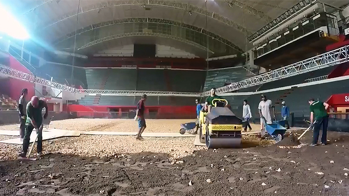 Mira en sólo 70 segundos cómo transformaron un gimnasio en la cancha donde Chile visitará a Argentina por la Copa Davis