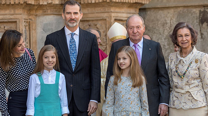 Video muestra incómodo y tenso momento entre la reina Letizia y su suegra en misa de Resurrección