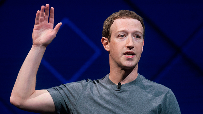 Zuckerberg descarta renunciar o hacer "rodar cabezas" en Facebook