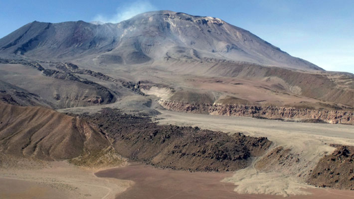 Sernageomin decreta alerta amarilla por aumento de actividad en volcán Lascar