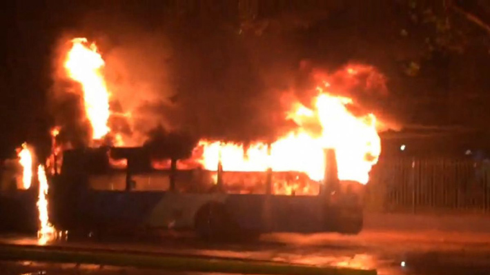 Desconocidos queman bus del Transantiago en la comuna de Ñuñoa