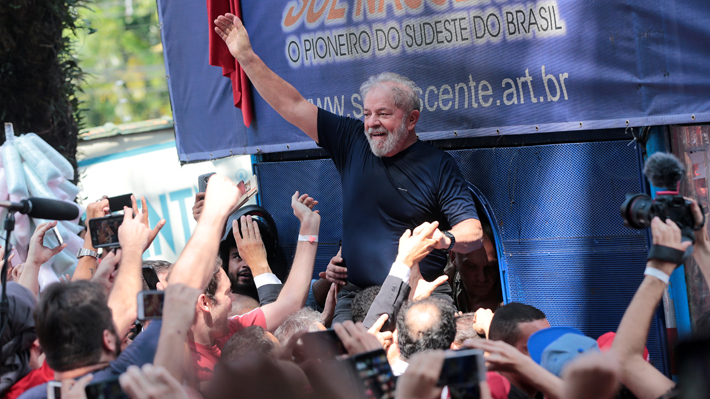 Adherentes de Lula se aglutinan fuera de sindicato para evitar su entrega a la policía