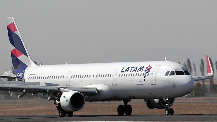 Tripulantes de Lan Express explican detalles de huelga que afectaría a "casi la totalidad" de los vuelos