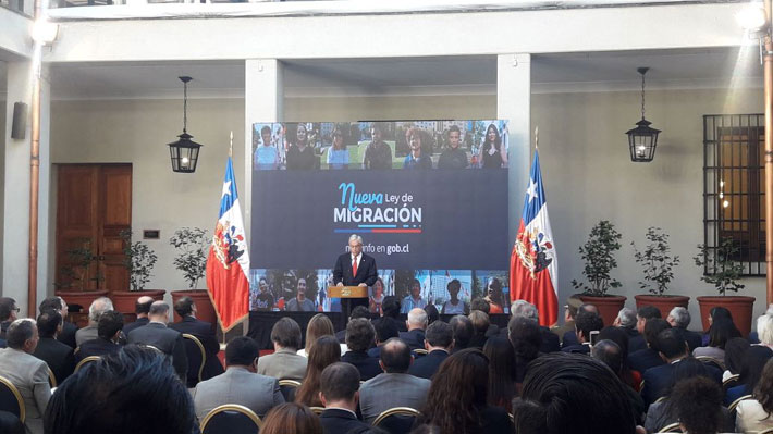 Piñera al firmar proyecto de migración: "Ha llegado el momento de poner orden en este hogar que compartimos"