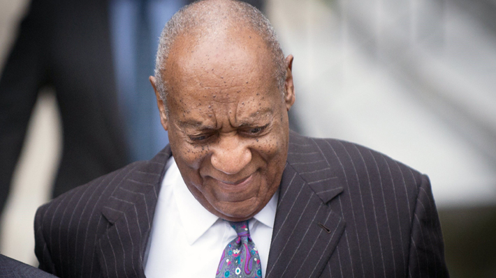 Mujer semidesnuda increpa a Bill Cosby antes del juicio por agresiones sexuales