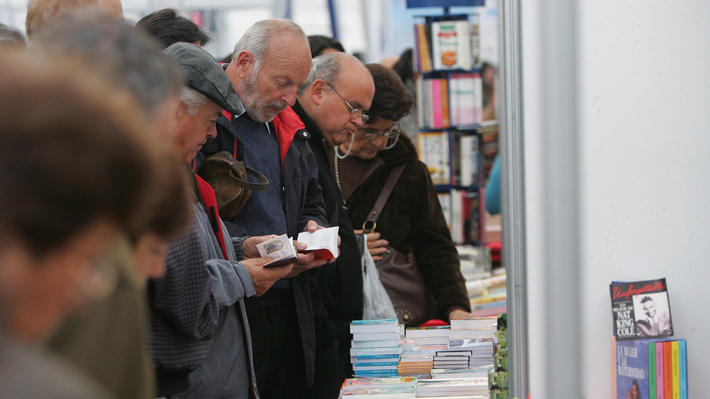 Feria del Libro de Plaza de Armas inicia con poesía, abuelos mediadores y visitas internacionales