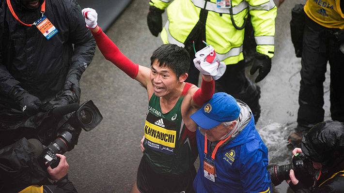 La historia del conserje que sorprendió al mundo al ganar el Maratón de Boston sin entrenamiento profesional