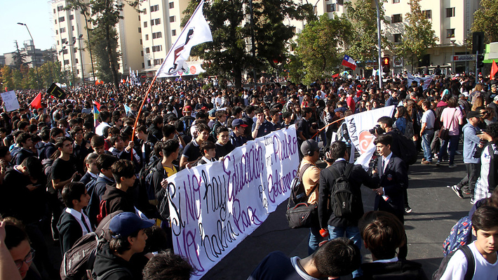 Primera marcha estudiantil del año se prolonga por tres horas y concluye con disturbios aislados
