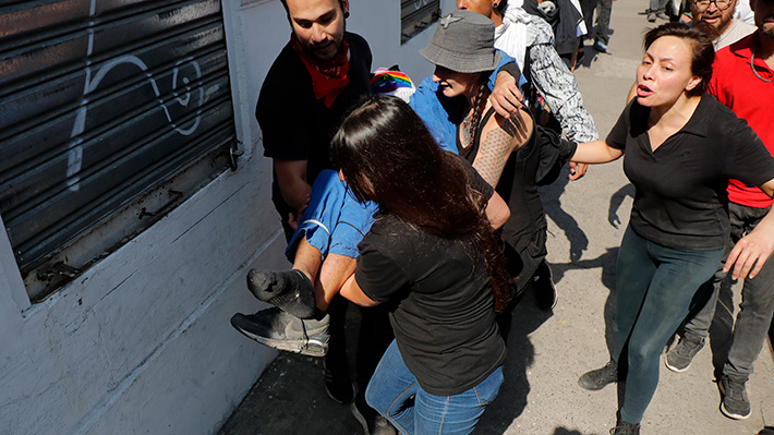 Joven es atropellado por carro policial durante marcha estudiantil