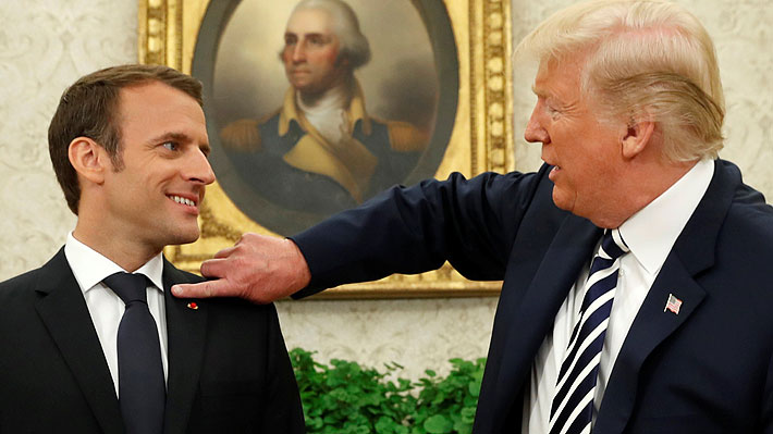 Donald Trump y su extraño gesto de amistad hacia Emmanuel Macron: le sacudió la caspa de su chaqueta
