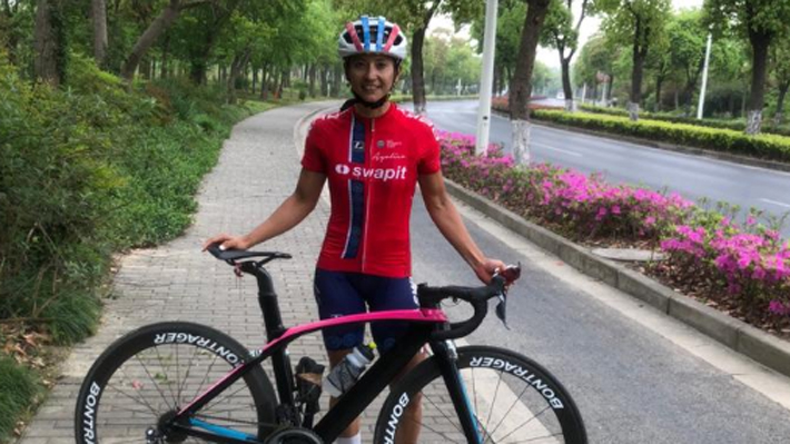 Se cayó y quedó herida: Un accidentado debut tuvo la histórica ciclista Paola Muñoz en prestigiosa carrera en China
