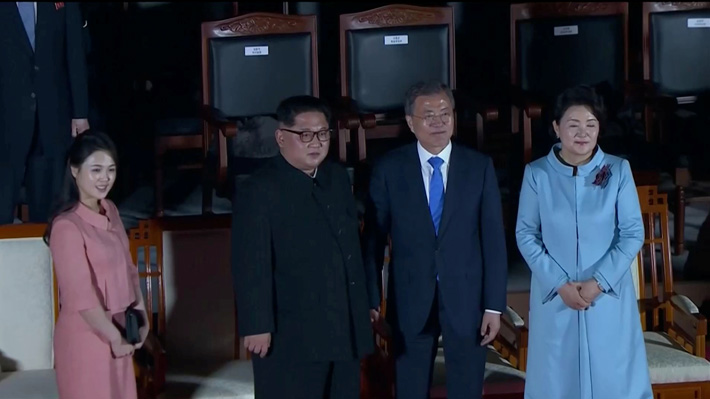 Entre abrazos y sonrisas, los líderes de las Coreas cierran una reunión histórica