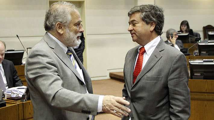 Gastos comprometidos sin financiamiento: Senadores Montes y Coloma debaten responsabilidades
