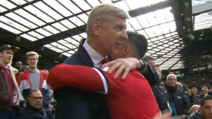 Hinchas del Arsenal insultan y abuchean a Alexis y el chileno saludó afectuosamente a Wenger y sus ex compañeros
