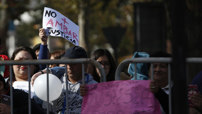 Manifestantes apedrean tribunal donde está siendo formalizado el presunto asesino de una menor en Los Andes