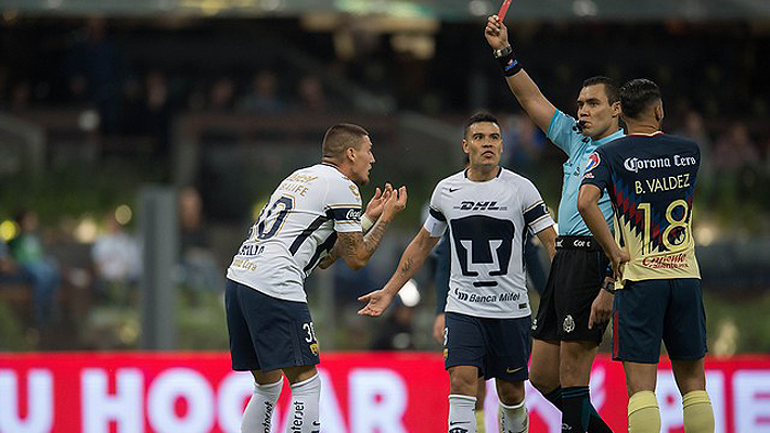 Marcelo Díaz y Nicolás Castillo son expulsados en derrota de Pumas, que quedó eliminado de los playoffs de México