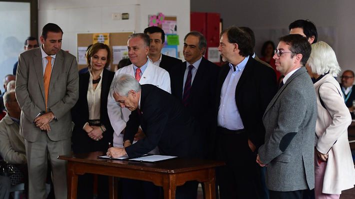 Piñera presenta indicaciones a proyecto de ley de fármacos y lanza plataforma para comparar precios de medicamentos