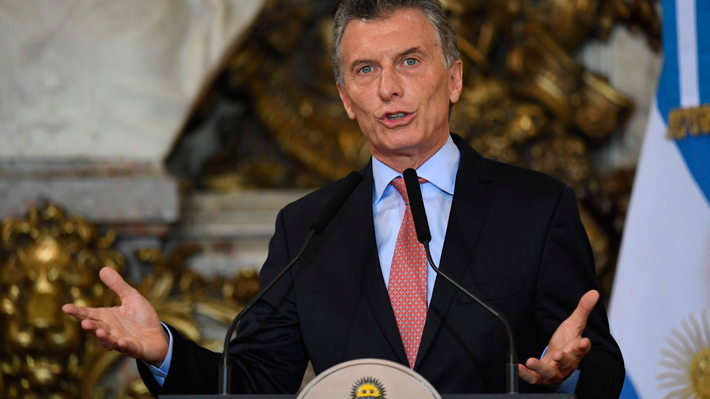 Del optimismo a la incertidumbre económica: ¿Qué pasó en la Argentina de Macri y cómo impacta a Chile?