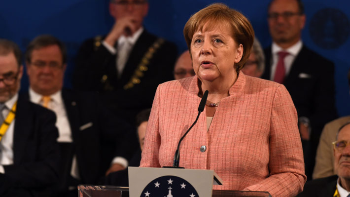 Merkel asevera que Europa ya no puede esperar que EE.UU. la "proteja" de los conflictos internacionales